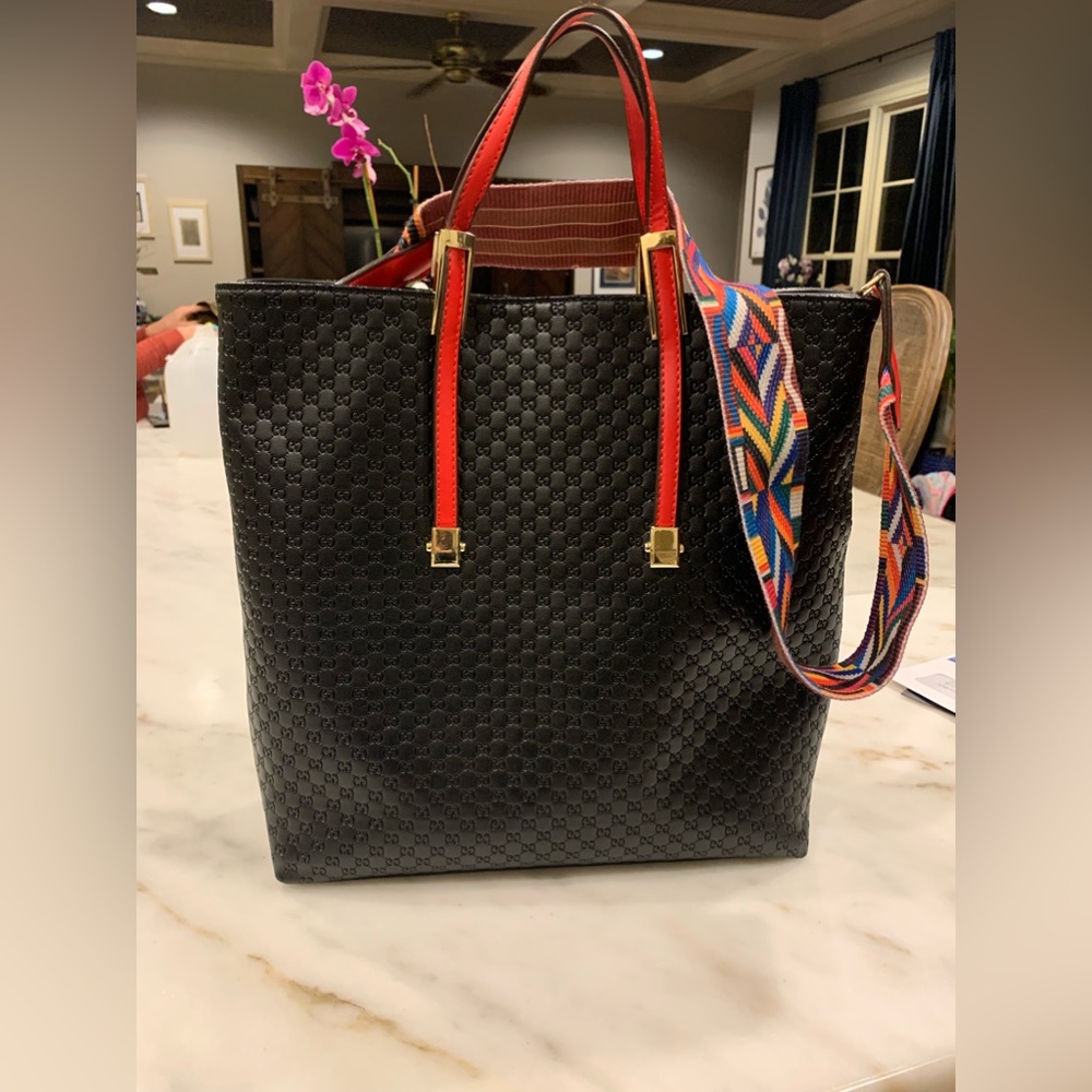 COPY: NOT ORIGINAL Black Large Gucci Purse with strap